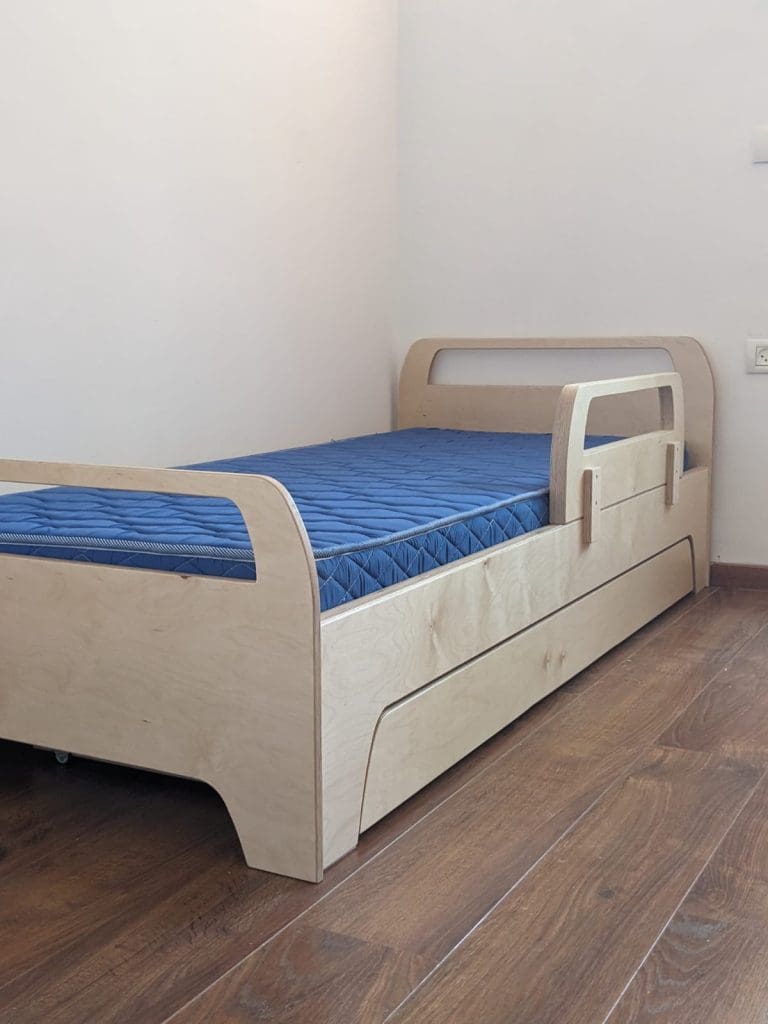  מיטת חבר נפתחת בגובה זהה
