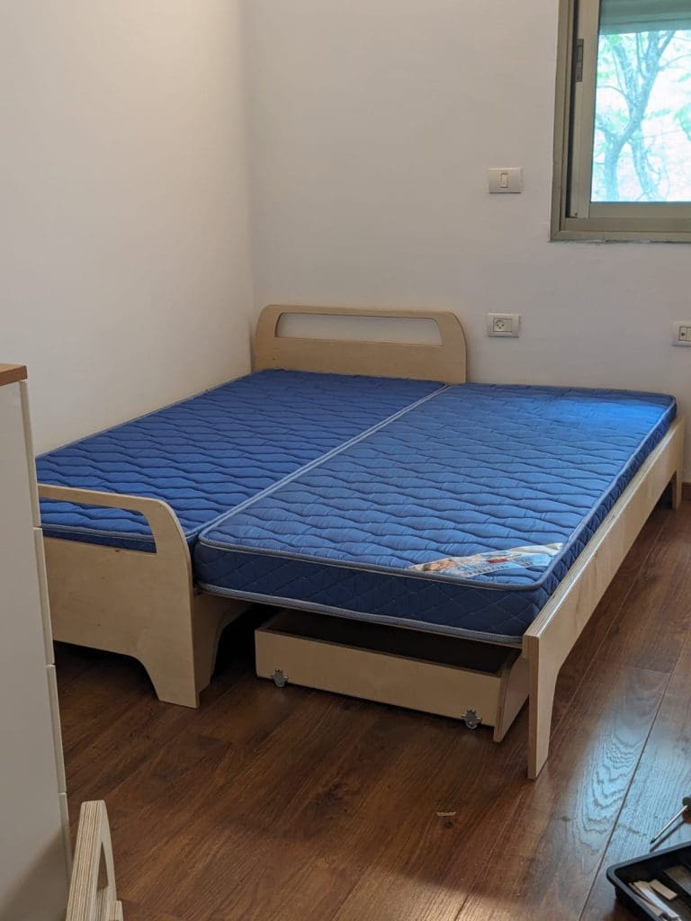  מיטת חבר נפתחת בגובה זהה