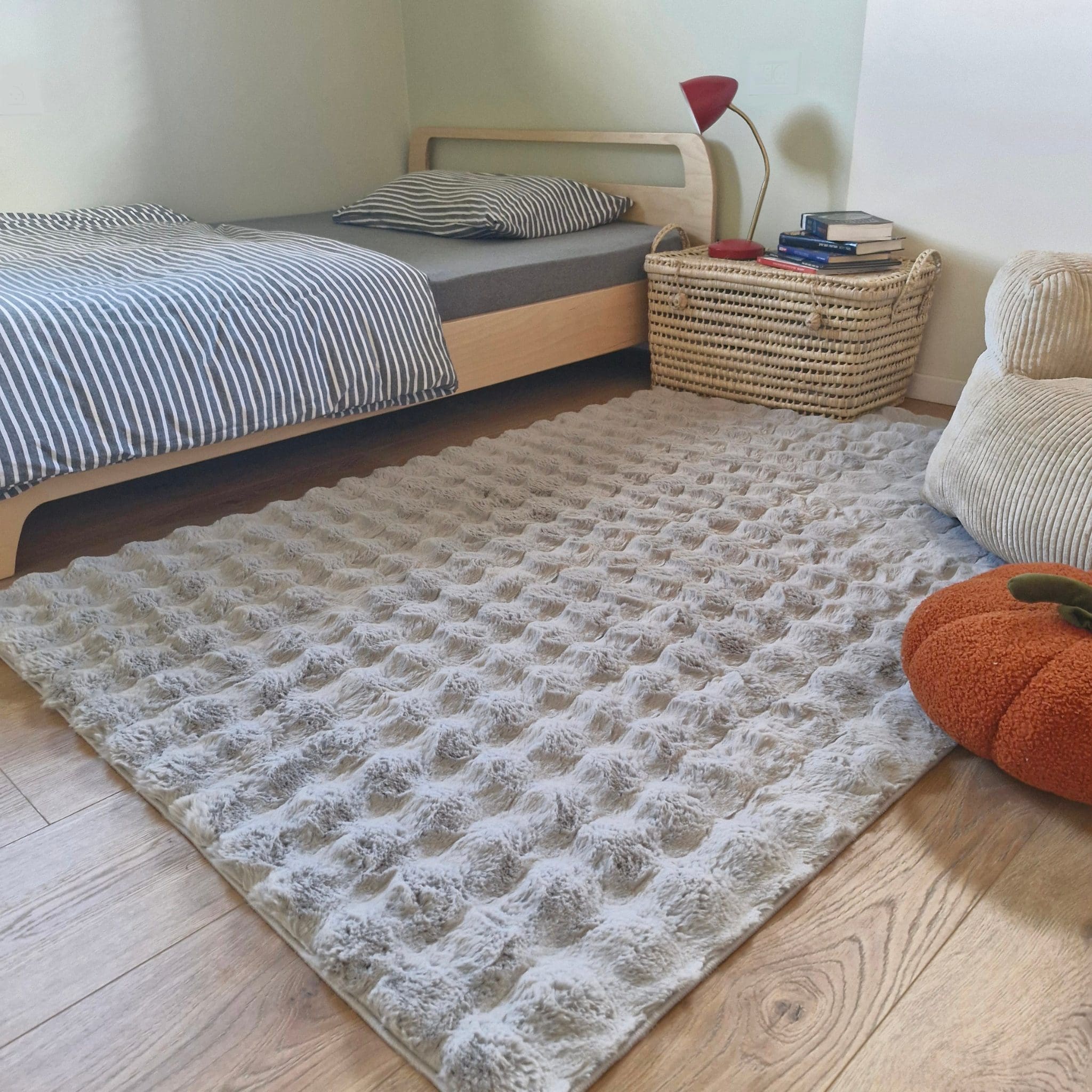 שטיח בז' רך עבה גדול נעים