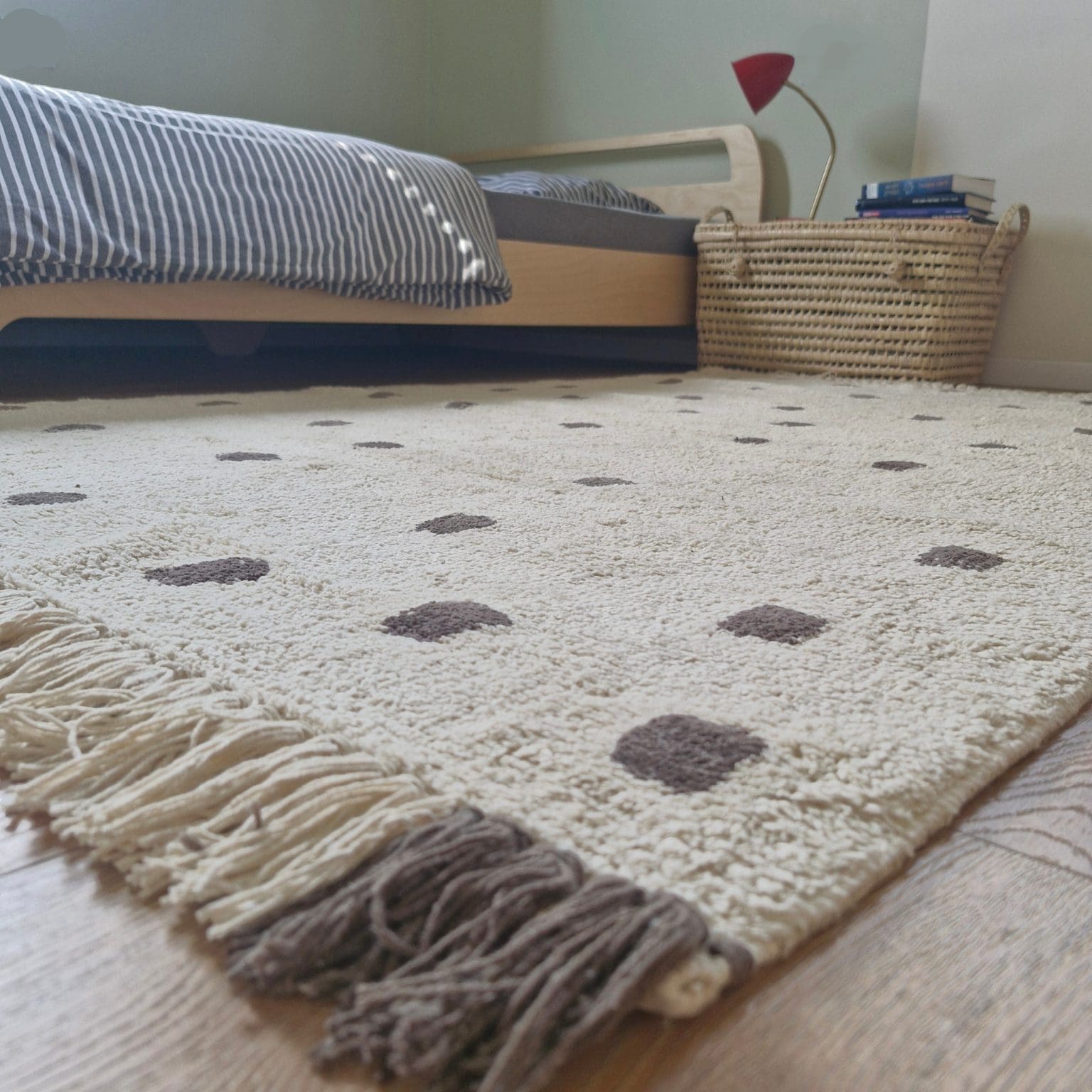  חדר ילדים כביס אפור נקודות