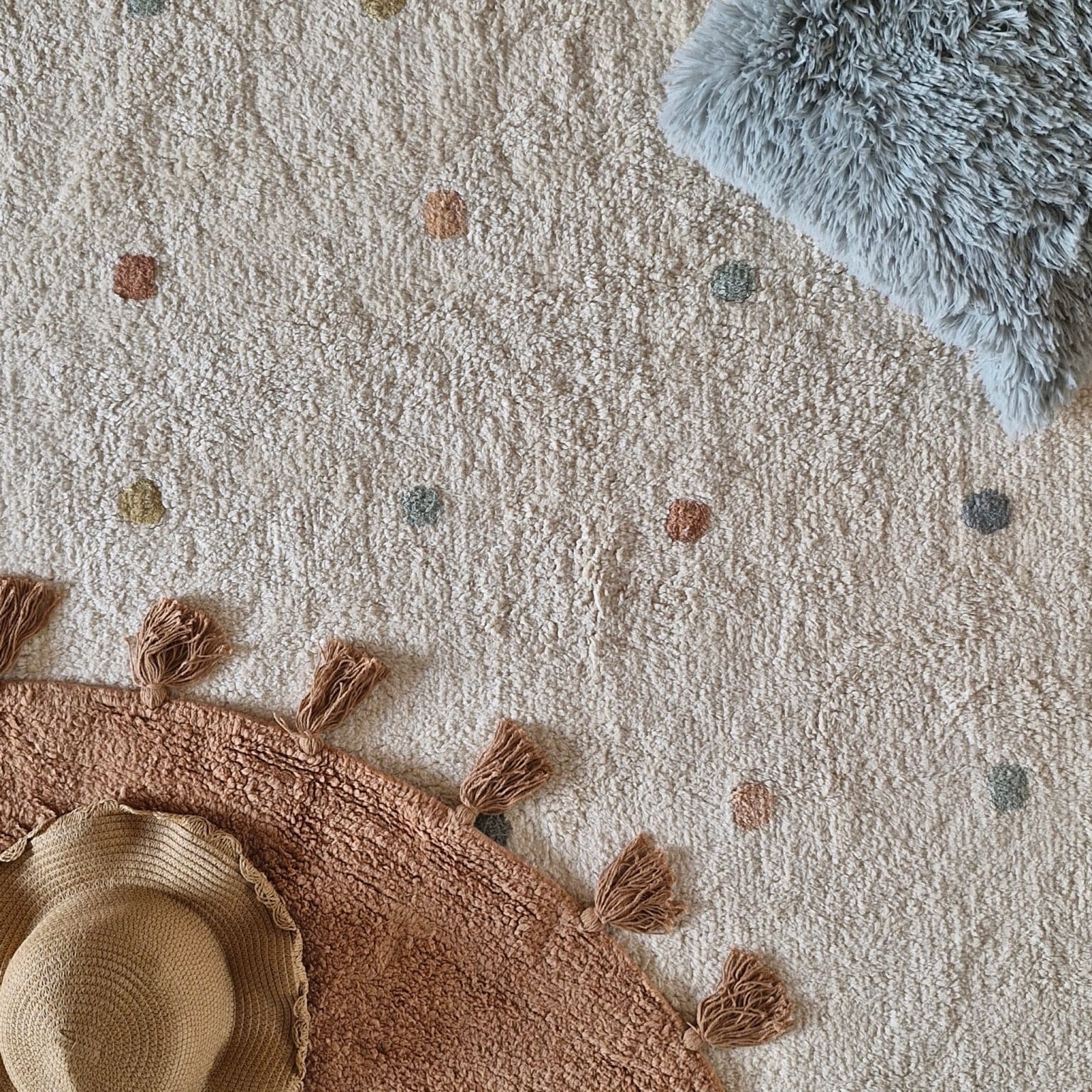 שטיח חדר ילדים נקודות צבעוניות